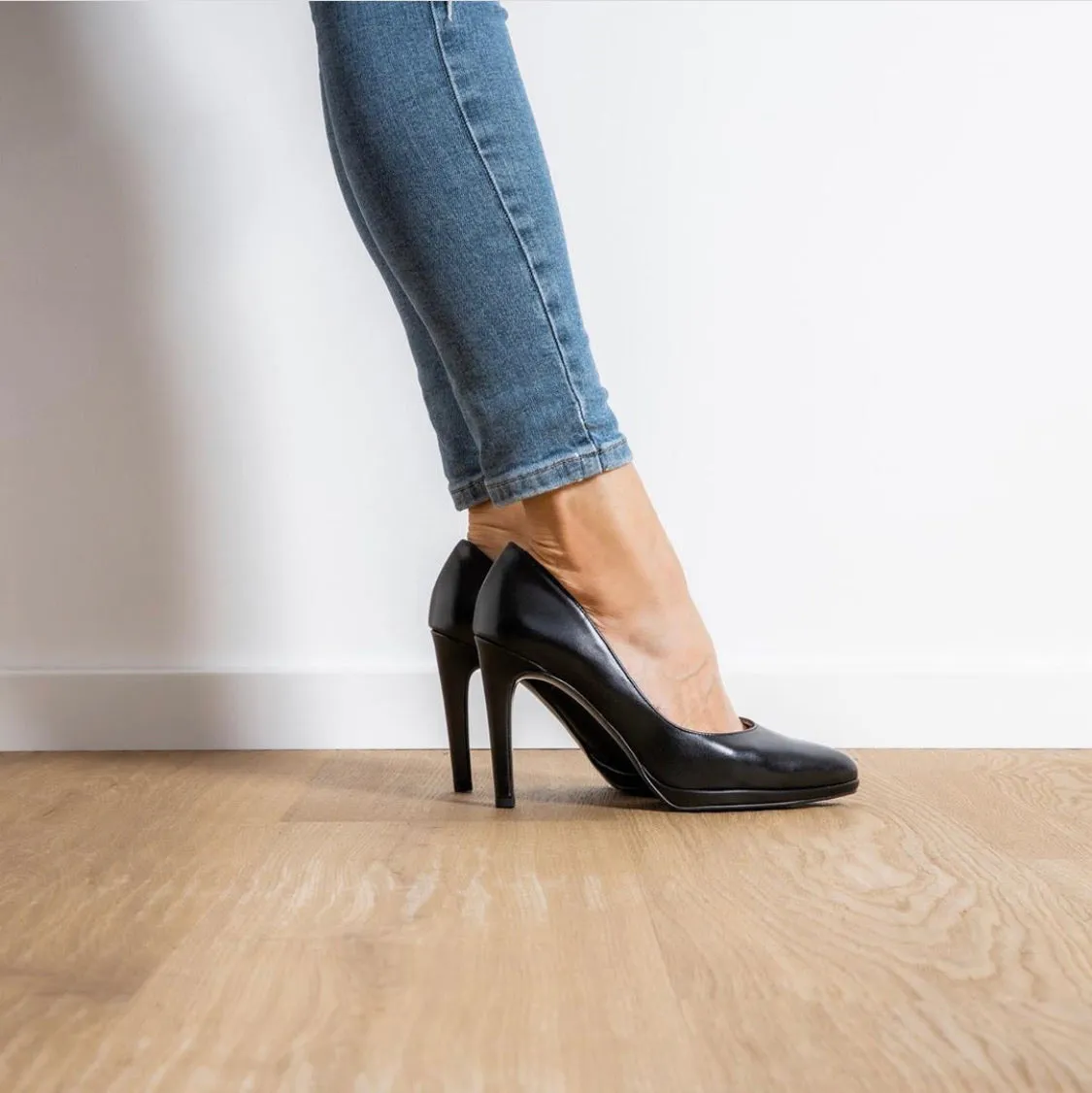 Herdi-Classic Black Leather Heel