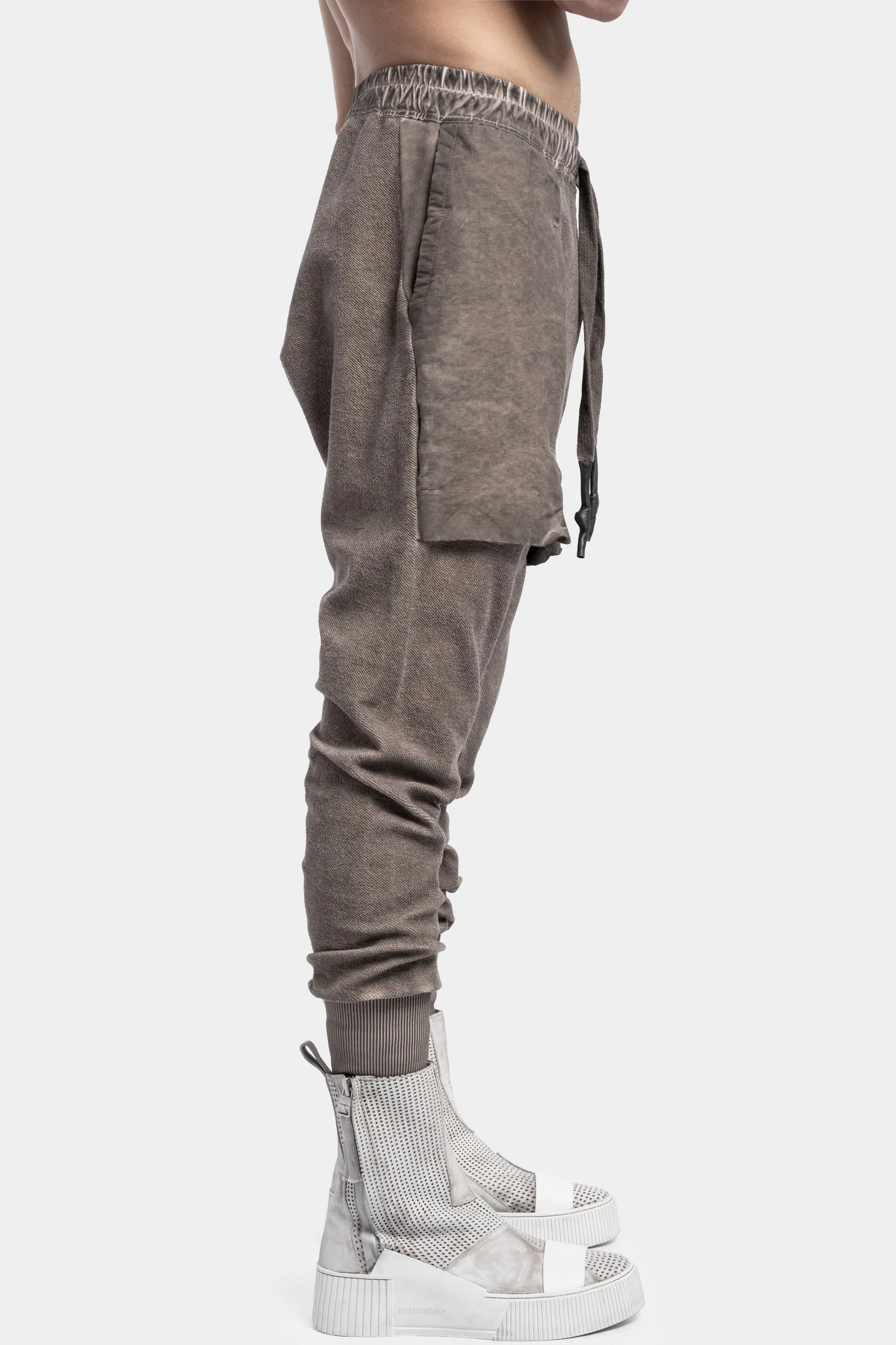 Low crotch gusset pockets pants, Taupe